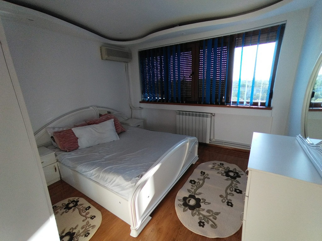 De inchiriat apartament 3 camere, parter, zona Constructo...