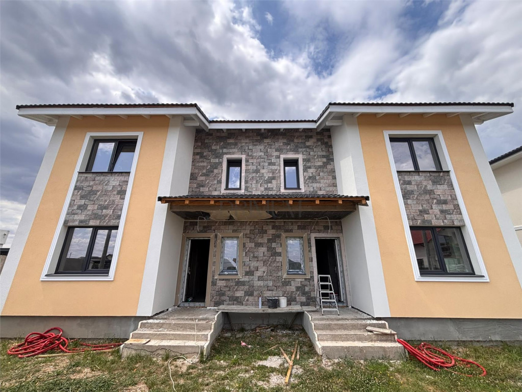 DUPLEX SPATIOS , MOSNITA NOUA, BUCATRIE INCHISA, 125MP UTILI