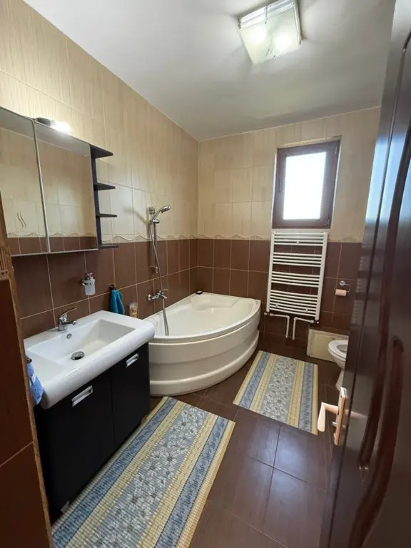 Inchiriez apartament de 3 camere in Otopeni