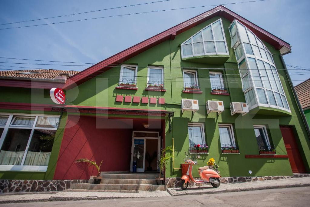 Pensiune 8 camere, restaurant de vanzare, 540 mp, Targu Mure