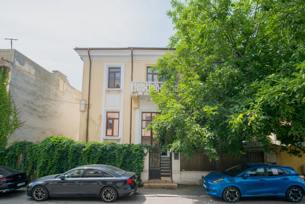 Una dintre puținele clădiri individuale cu curte proprie d