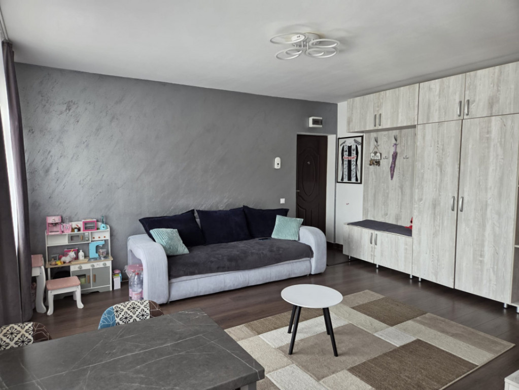 Apartament de vanzare semidecomandat ,2 camere 44mp , zona S