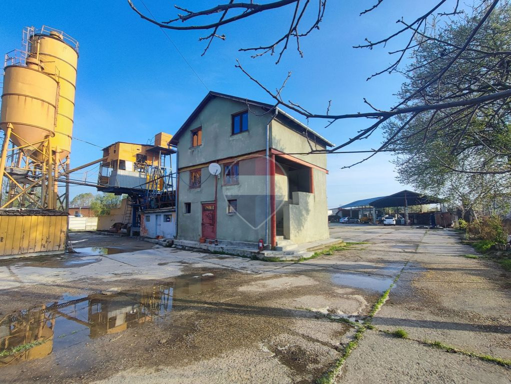 De închiriat platforma betonata 3178 mp teren si șopron...