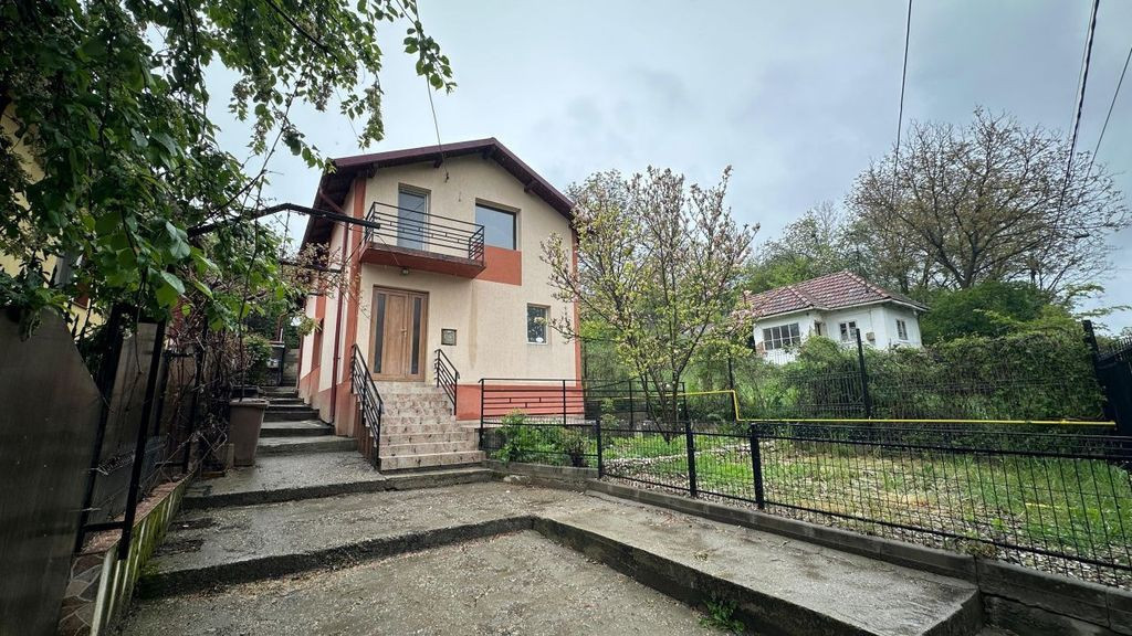 Vilă spațioasă cu teren de 1.008 mp în Ștefănești, Ar