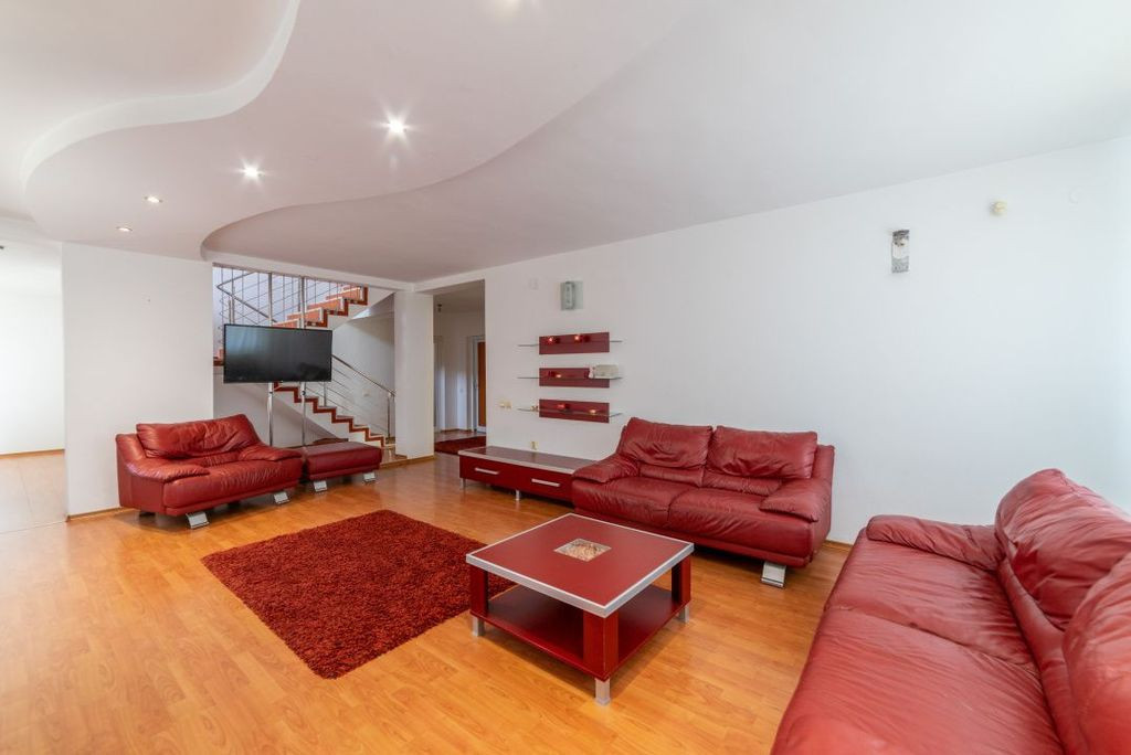 Apartament pe 2 nivele - 6 camere Gavana 3 + 309 mp curte...