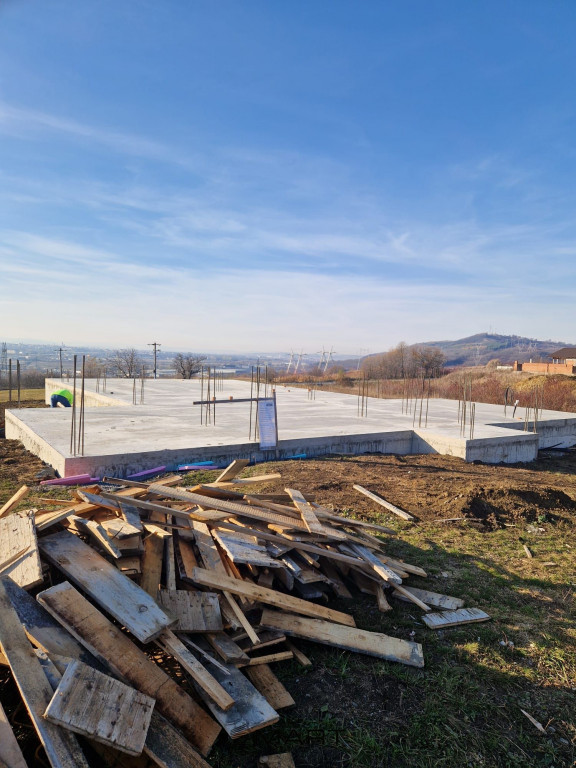 Teren intravilan cu fundație