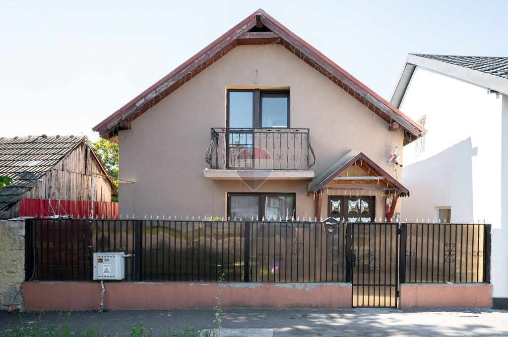 Casă individuală cu 3 camere și curte la preț de apar...
