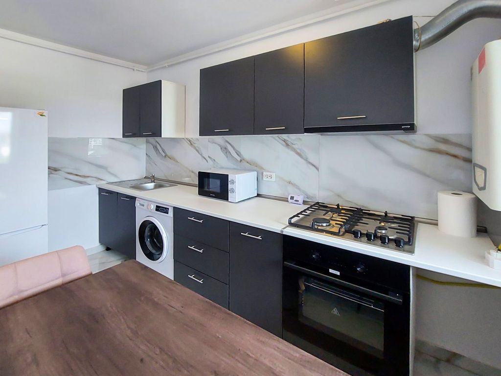 Studio 37 mp, nou mobilat, etaj 4, lift, situat langa Pen...