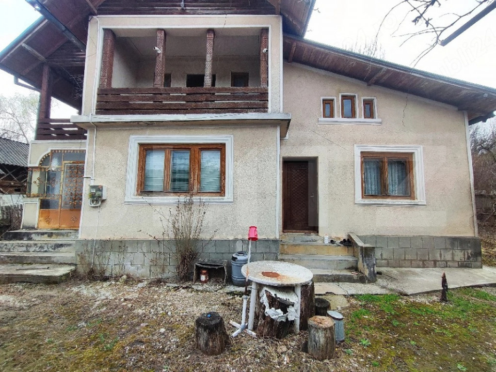 Casă tradițională cu etaj și teren 2.080 mp | Cadastru ?