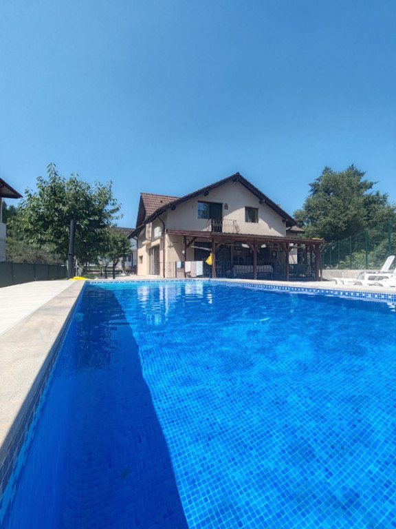 Casă cu piscină, terasă acoperită, garaj și parcare 3 m