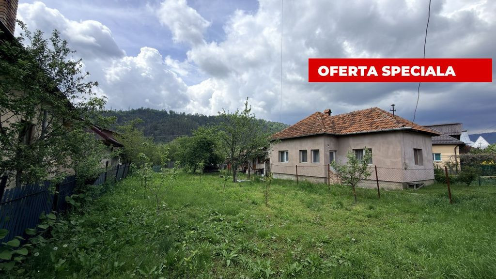 Casa in Leresti, la strada principala, cu rau in spate | ...