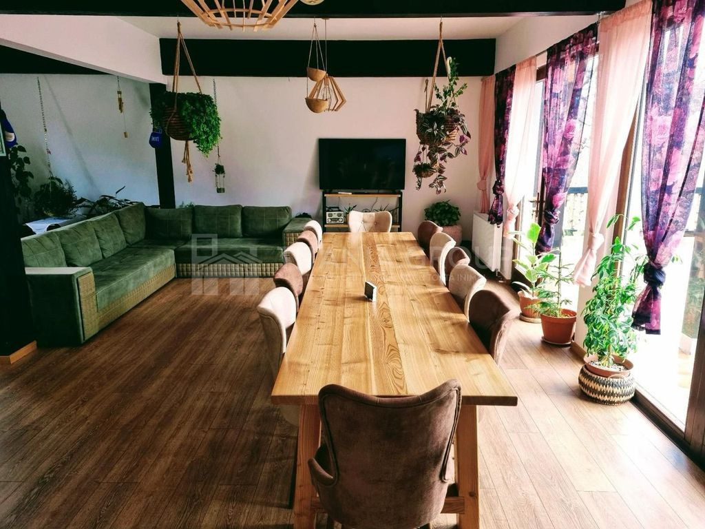 INVESTITIE Vila moderna + vila la rosu, teren 1480 padure
