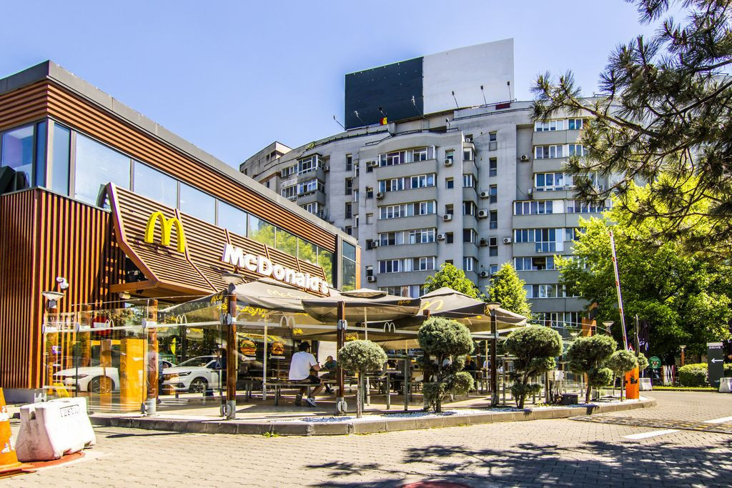 3 camere Dristor lângă McDonald’s, 2 băi cu geam, de...