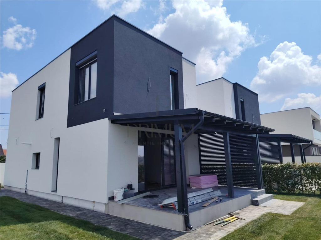 Duplex despartit prin C.T. - spatios - 5 camere - bucatarie