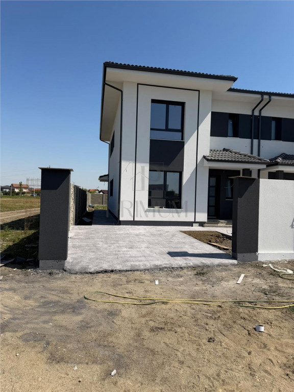 1/2 DUPLEX DE V#194;NZARE - MO#536;NI#538;A NOU#258; - ZONA