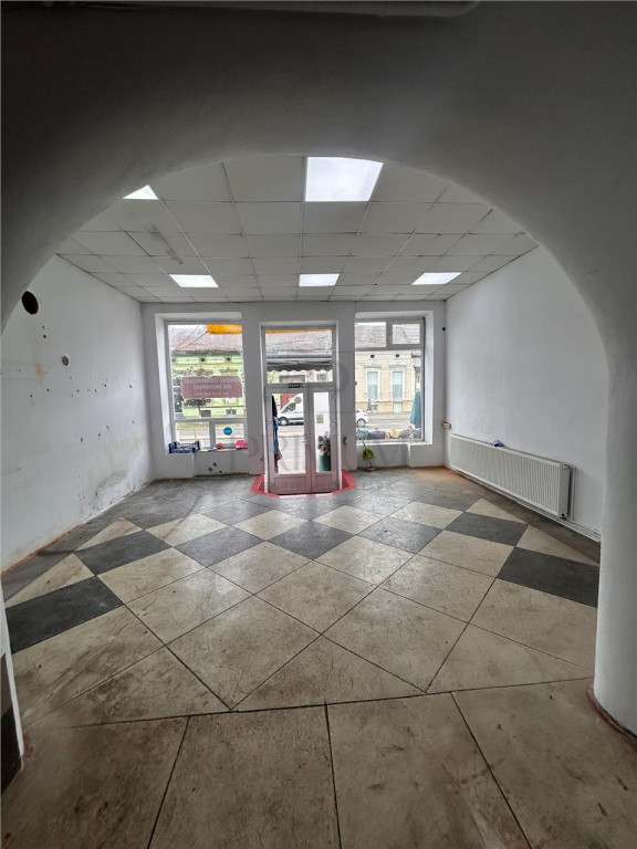 Spatiu comercial - zona excelenta - centrala proprie - 48 mp