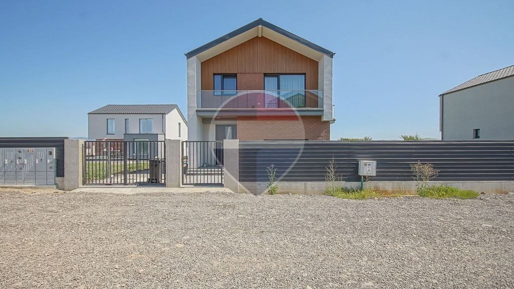 Casă cu 3 camere de închiriat | Mobilată | Curte | Mau...