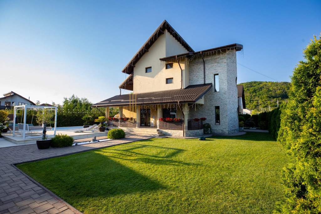VIL#258; PREMIUM CU PISCIN#258;, JACUZZI, TEREN DE BASCHET #