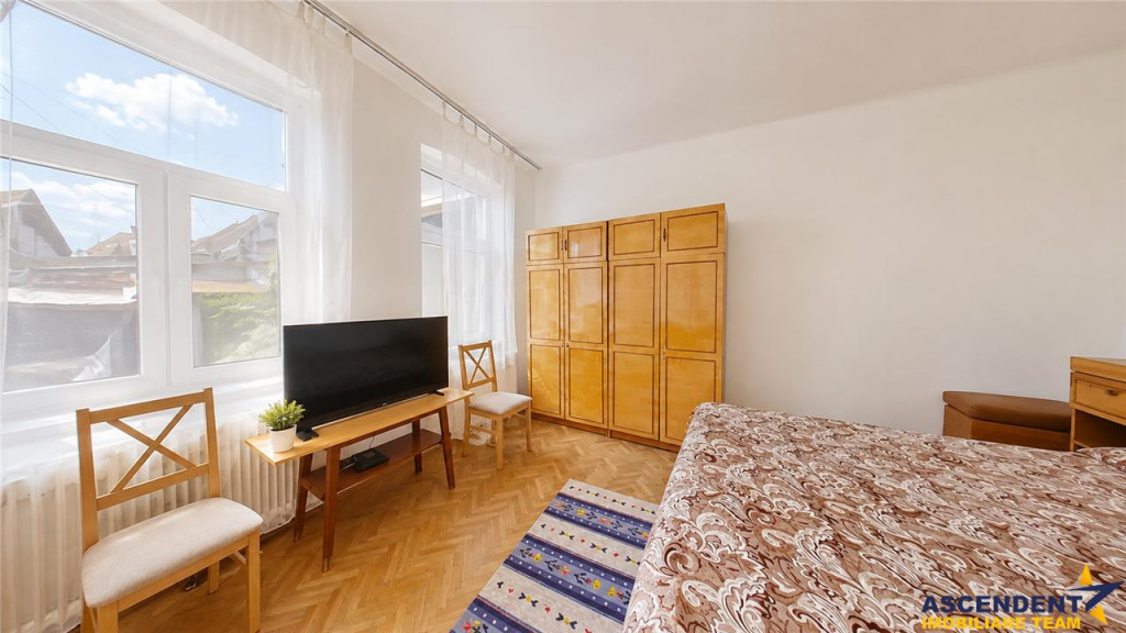 Corp de casa cu 2 imobile, intrari separate, pod si beci gen