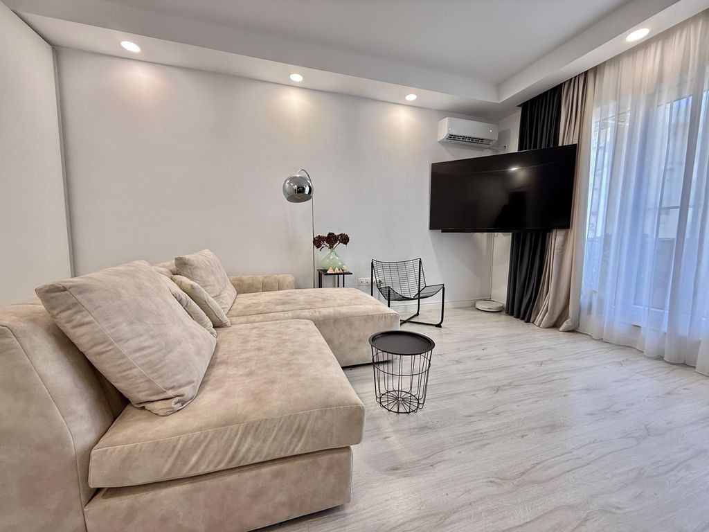 COSMOPOLIS - Apartament cu 2 camere, mobilat si utilat.