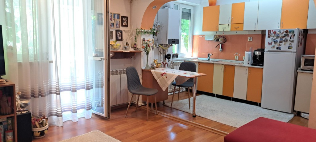 Apartament 2 camere, decomandat, ultracentral, boxă, garaj