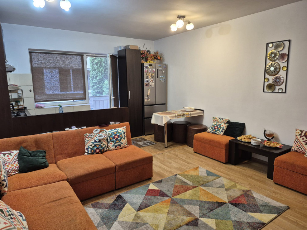 Apartament 3 camere semidecomandat 57m2 , doua dormitoare ,