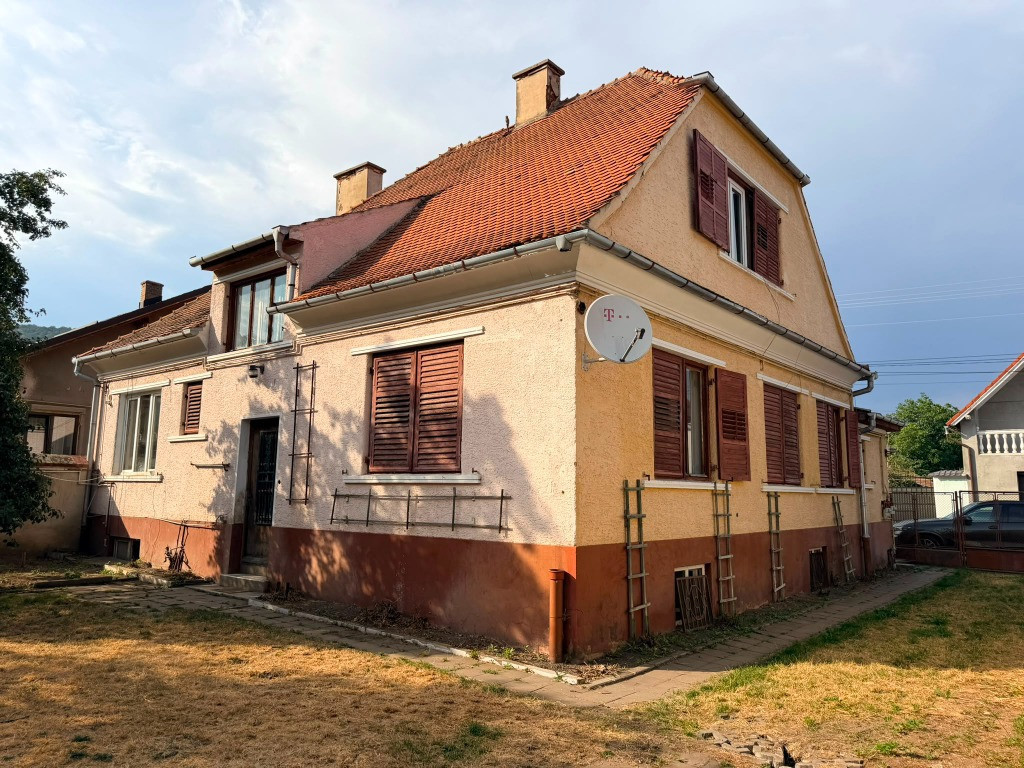 Vand Casa - Codlea, str.T.Vladimirescu, nr.9 jud. Brasov - 7 camere