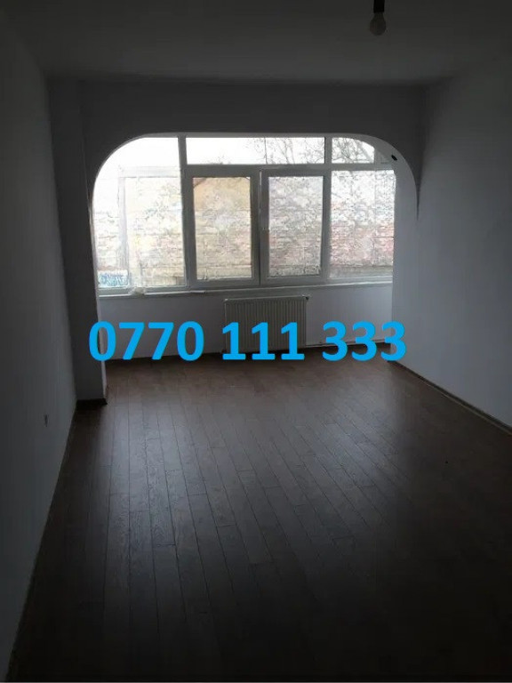 - Apartament 3 camere zona Calarasilor, etaj intermediar, ba