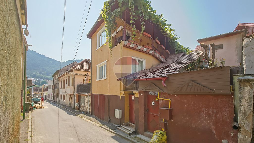 Casă cu 2 apartamente, terasă și garaj, zona Piața Un...