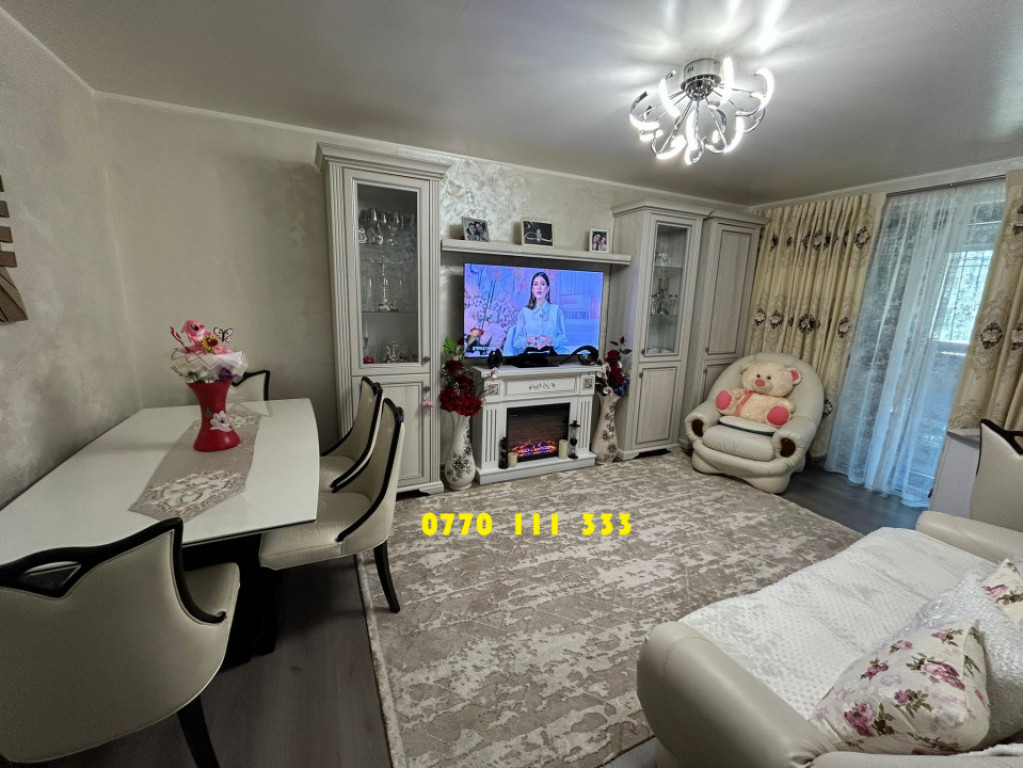 - Apartament 3 camere Calarasilor Viziru, La Cheie, etaj 2