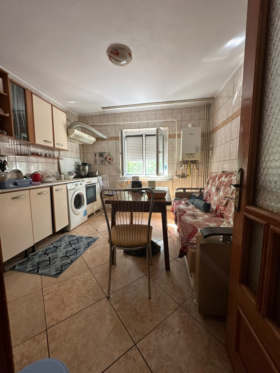 - Buzaului B-uri! Apartament 3 camere, etaj 2.