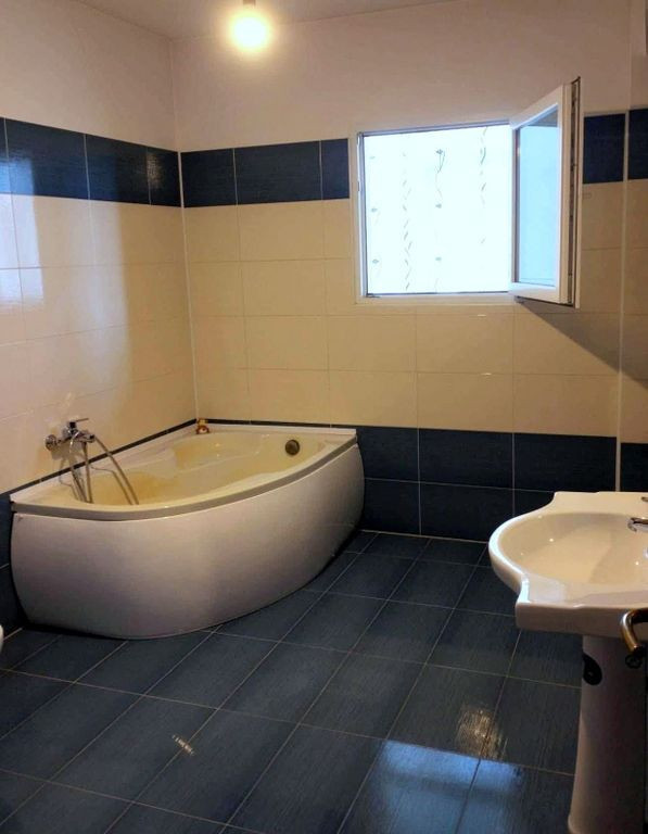 De vanzare apartament cu 3 camere, General, etaj 5/5 cu l...