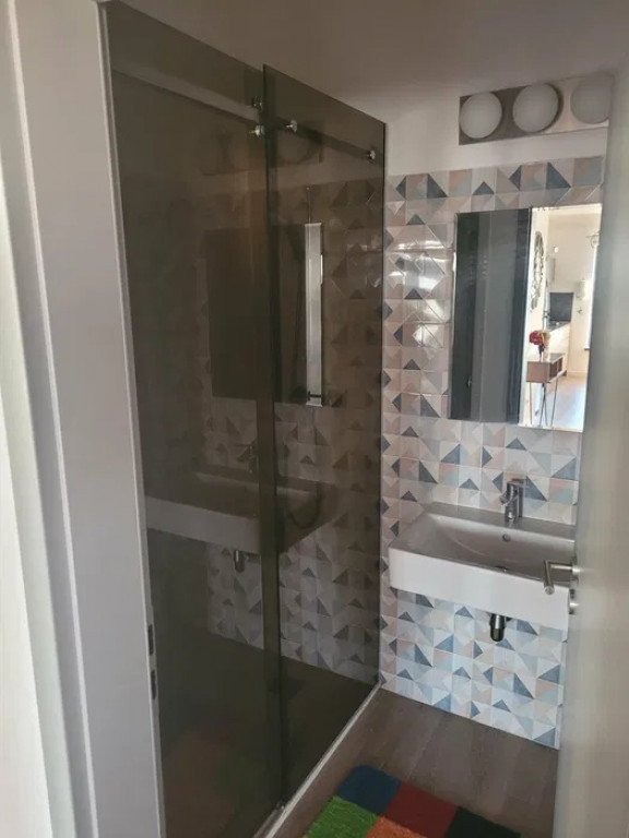 INCHIRIEZ APARTAMENT CU 3 CAMERE IN BLOC NOU