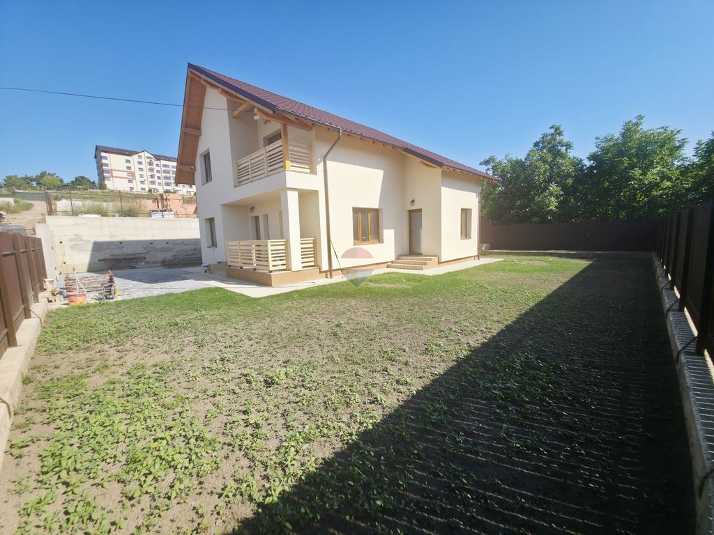 Casă / Vilă cu 4 camere de închiriat în zona Calea Ro...
