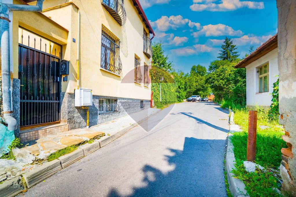 Casă cu 2 apartamente în Brasov, investiție sigură sa...