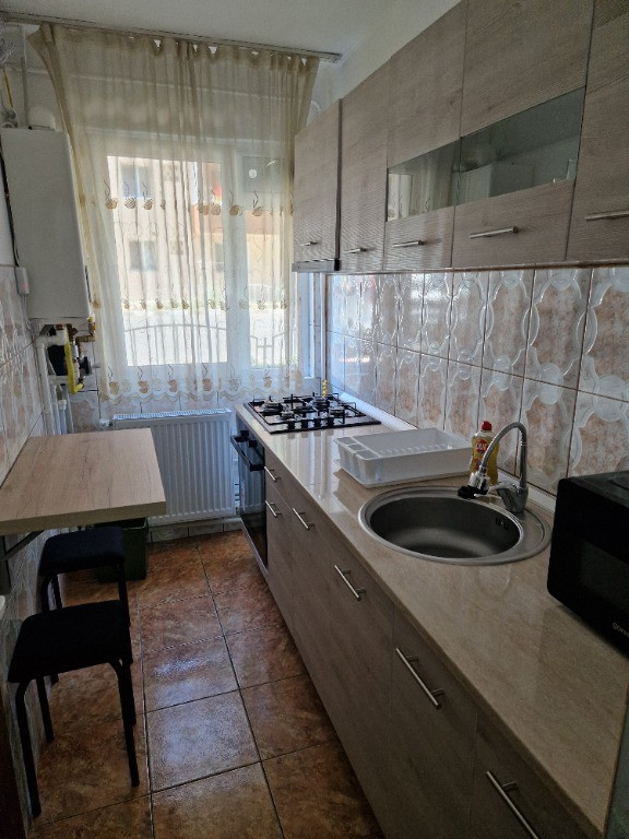 ÎNCHIRIEZ 2 CAMERE – PARTER | CENTRALĂ PROPRIE | COMPLET UTILAT
