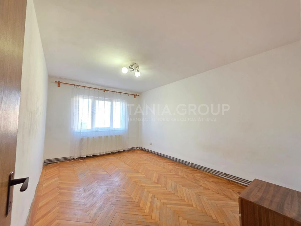 Garsonieră decomandată, etaj intermediar - zona Astra