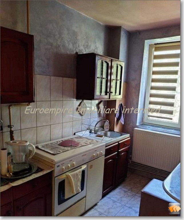 Apartament 3 camere semidecomandat zona Abator