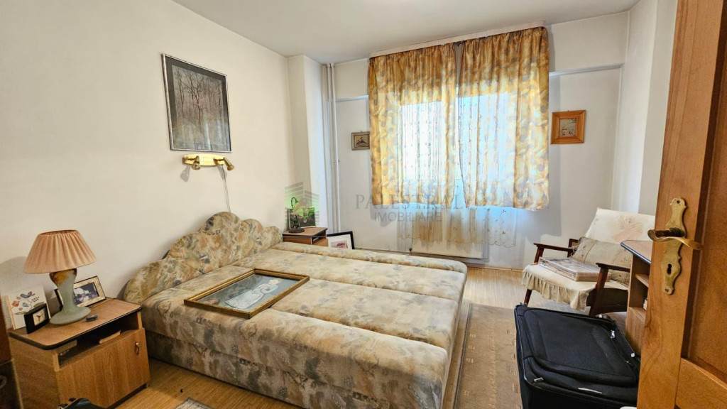Apartament 3 camere Centrul Civic,etajul 3,decomandat,155000