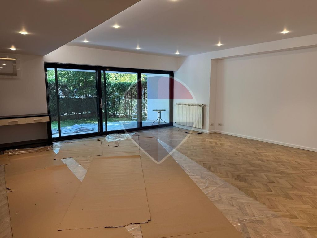 INCHIRIERE Apartament cu 3 camere + curte in zona Primaverii