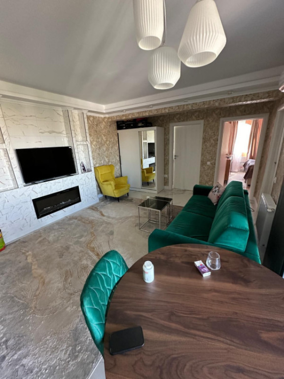 Apartament de vanzare , semidecomandat 56 mp ,3 camere zona