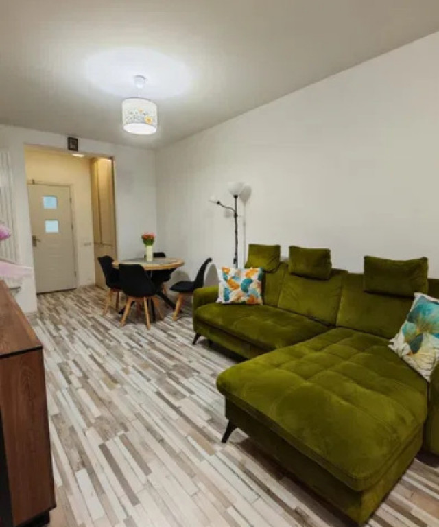 Apartament cu 3 camere 60 mp + balcon 8 mp Floresti zona Sub