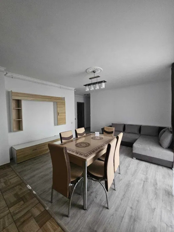 Apartament 3 camere 70mp, parcare, zona Terra
