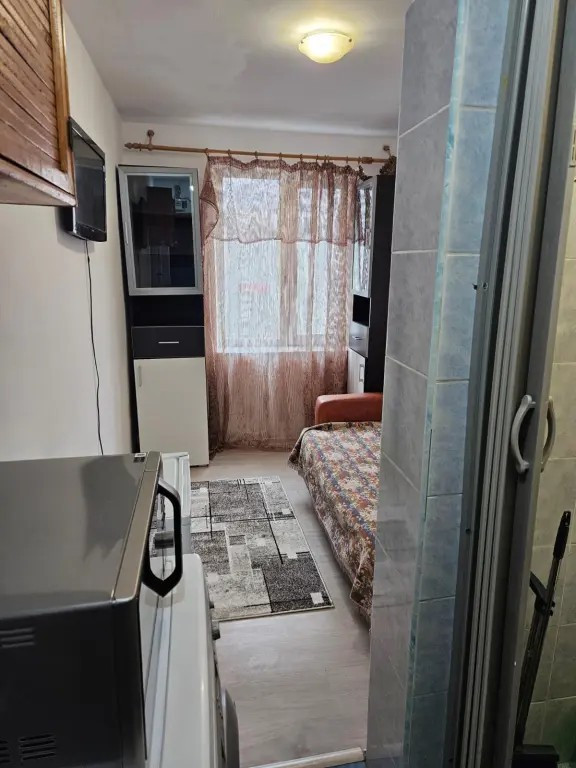 Închiriez garsoniera