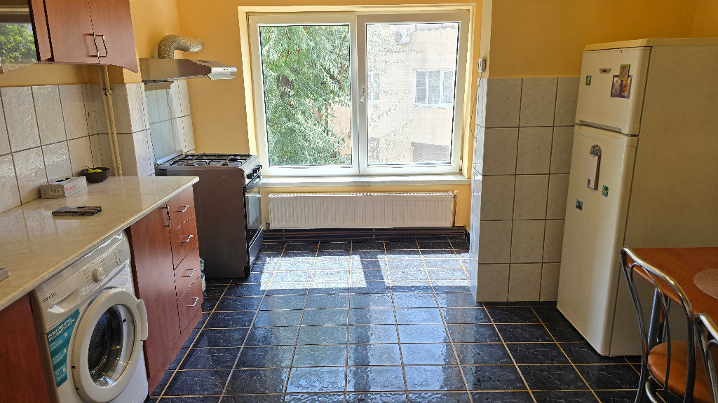 Inchiriez apartament 2 camere decomandat in Deva, Mihai Viteazu et. 2