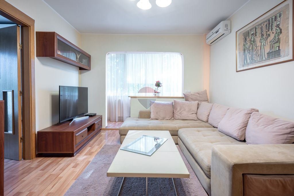 De închiriat apartament cu 3 camere și 2 parcări în A...