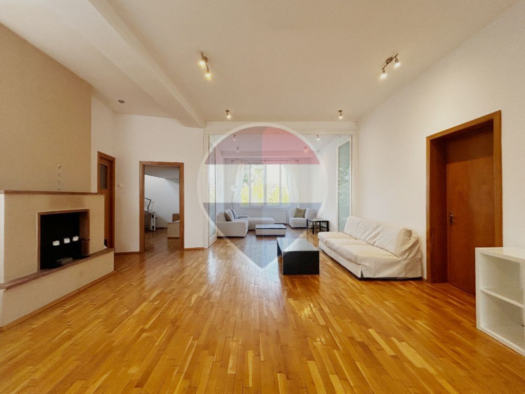 Apartament spatios 3 camere in zona Primaverii