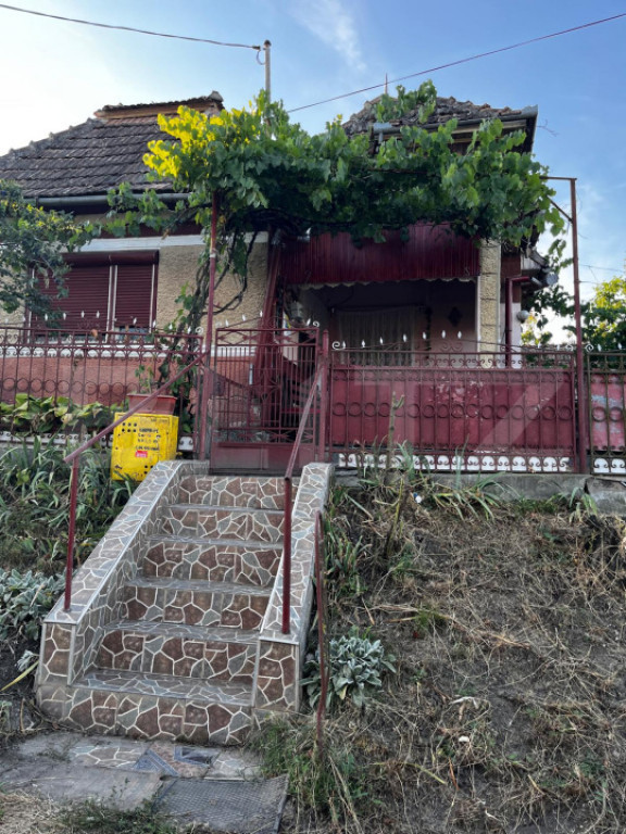 Casă de locuit în Valea Largă, cu teren generos de 5.100
