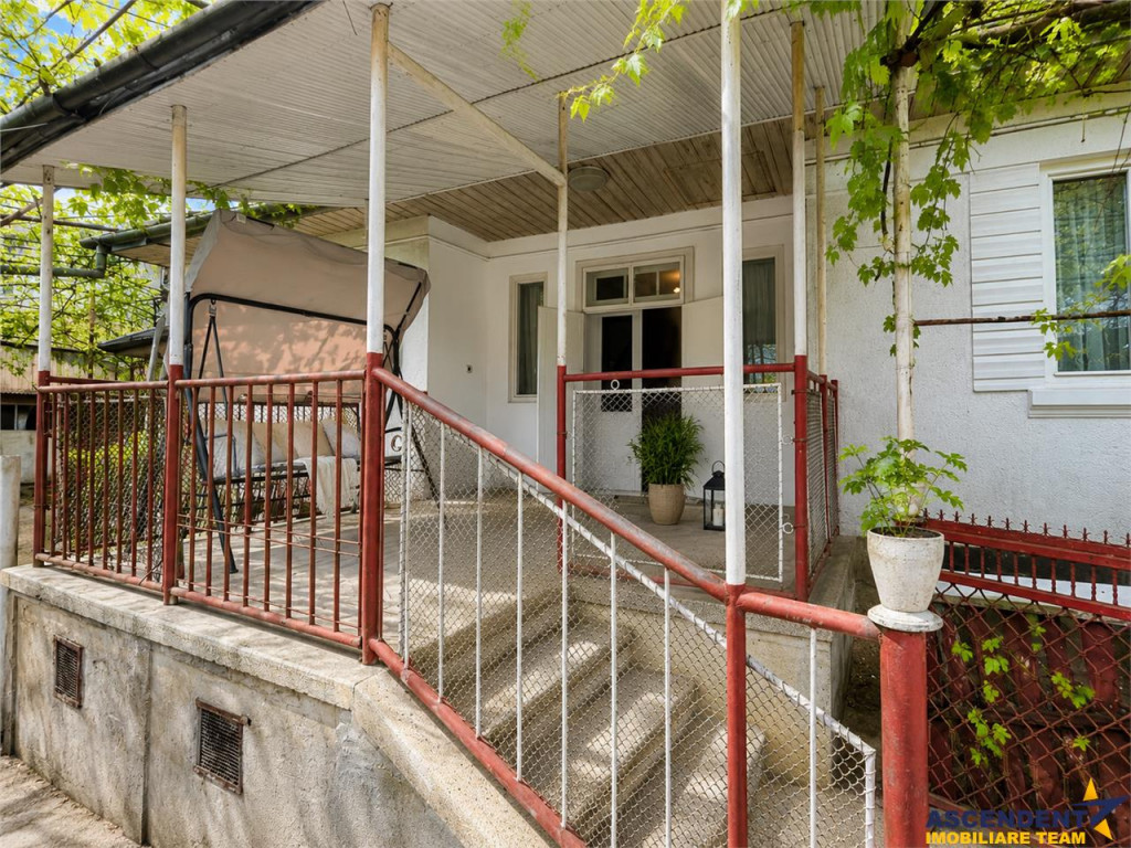 Casa 3 camere, cota teren 446 mp, garaj, terasa, pivnita, Un