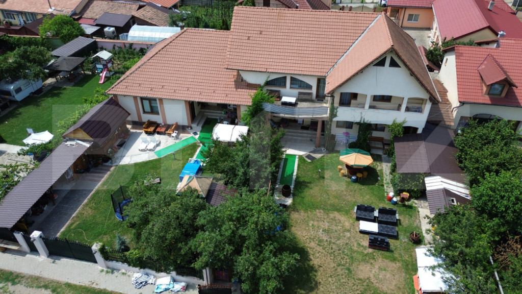 Casa 8 camere,teren 1027 mp, foisor si gratar,Micesti